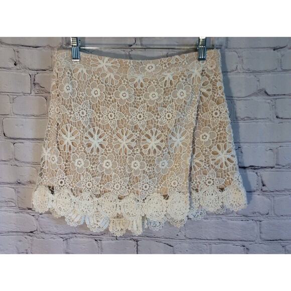 Chelsea & Violet Shorts Women’s Size S CoastalCore Beachy Cream Lace Overlay - Picture 1 of 11